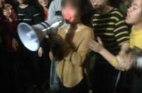 Đám đông cổ vũ nữ sinh Thái Nguyên bắc loa tỏ tình giữa sân trường