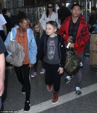Pax Thiên chững chạc khi cùng mẹ Angelina Jolie xuất hiện ở sân bay