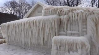 Mỹ: Cả ngôi nhà bị băng tuyết  bọc kín , không còn lối ra