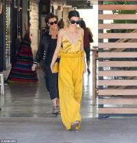 Kendall Jenner diện mẫu quần độc đáo ra phố