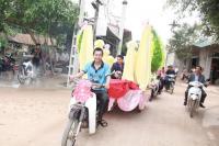 Độc đáo màn rước dâu bằng xe chở lúa ở Thanh Hóa