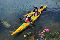 Nhiều người vô tư xả rác, còn khách Tây bỏ 10 USD để mua  tour du lịch vớt rác  trên sông Hoài, Hội An