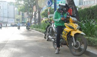 Tài xế GrabBike bị chích roi điện, cướp xe máy lúc nửa đêm ở Sài Gòn