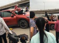 2 phụ nữ trèo lên nóc ô tô, đánh ghen ngay trên phố
