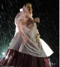 Adele mặc áo mưa hát ở sân vận động