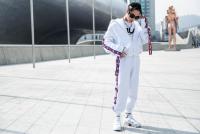 Giải mã bộ đồ  hip hop trắng tinh  Sơn Tùng vừa mặc đến SFW: Căng lắm chứ không phải căng vừa!
