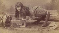  Cô gái lạc đà  đi bằng 4 chân trong lịch sử loài người