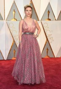 Style giấu nhược điểm của mỹ nhân nóng bỏng Scarlett Johansson