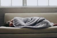 Khoa học đã phát hiện, chất lượng giấc ngủ cũng liên quan đến độ dày mỏng của chiếc chăn mà bạn đắp