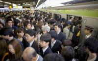 Những giấc ngủ kiệt sức trên tàu điện giờ tan tầm tiết lộ áp lực khắc nghiệt của công sở Nhật Bản