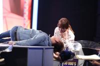 Khoảnh khắc cực hạnh phúc khi Trấn Thành nằm ra bàn, Hari Won gác chân lên ghế trò chuyện cùng nhau!