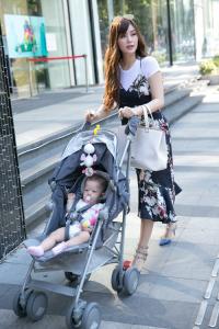 Á hậu Diễm Trang dạo phố cùng con gái 6 tháng tuổi