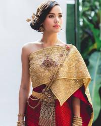 Vẻ đẹp  thần thánh  của các mỹ nhân hàng đầu Thái Lan trong trang phục truyền thống đón Tết Songkran