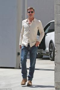 Brad Pitt xuất hiện trên phố với hình ảnh tiều tụy