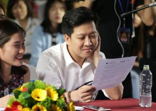 Sau scandal  mặt lạnh , Trường Giang đã chịu cười thả phanh