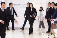 Vừa mua nhà 650 tỷ, Jeon Ji Hyun đã xuất hiện sang chảnh quý phái cùng dàn vệ sĩ