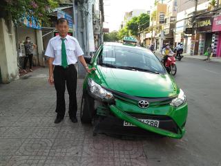 Chân dung tài xế taxi lao xe vào tên cướp