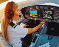 Nữ phi công xinh đẹp tiết lộ cuộc sống khiến nhiều người ghen tị