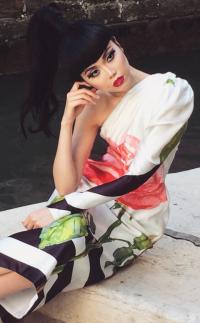 Siêu mẫu Jessica Minh Anh lộng lẫy trang phục sắc màu tại Venice