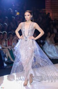 Hoa hậu Kỳ Duyên diện váy nhựa dẻo làm vedette