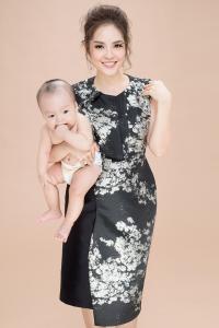 Dương Cẩm Lynh chụp ảnh cùng con trai 6 tháng tuổi