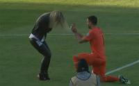 Thủ môn quỳ trên sân cầu hôn bạn gái trước trận đấu