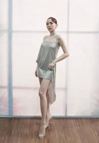 Quá trình làm nên chiếc váy sexy kết hàng chục nghìn viên pha lê của Tóc Tiên