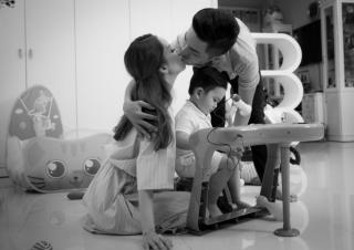 Khánh Thi tái hiện hình ảnh Phan Hiển làm cha trong MV mới