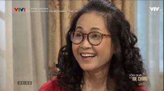 Trong khi mẹ chồng tích cực tươi cười, thì Vân lại cứ tỏ vẻ khó chịu