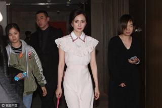 Dương Mịch lạnh lùng khó chịu sau sự cố  nổ  quá đà về giải thưởng tại Mỹ