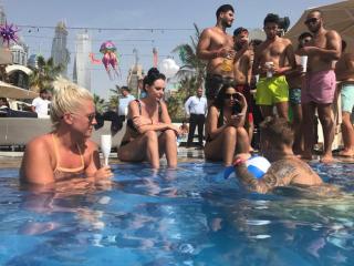 Justin Bieber khoe body, tán tỉnh các người đẹp nóng bỏng bên bể bơi
