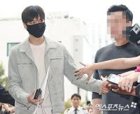 Lee Min Ho đeo khẩu trang vẫy tay chào người hâm mộ trong ngày nhập ngũ