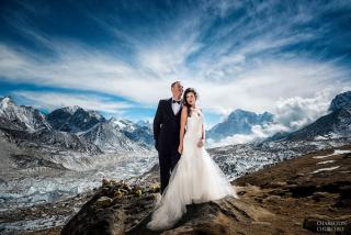 Đôi 8X dành 3 tuần leo Everest chụp ảnh cưới