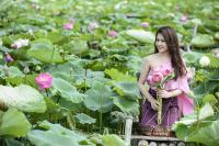 Nữ sinh Lào quyến rũ bên hoa sen Việt