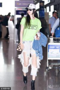 Phạm Băng Băng cực  chất  với quần jeans rách tại sân bay