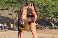 “Điệp viên” Pierce Brosnan khóa môi vợ say đắm trên biển