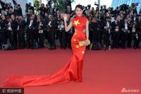 Trung Quốc đòi bỏ tù sao nữ mặc váy quốc kỳ quét đất ở Cannes