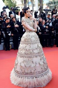 Chiếc đầm cuối cùng của Lý Nhã Kỳ tại Cannes:  Rẻ  nhất nhưng lại  chặt chém  nhất!
