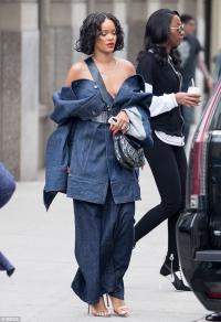 Rihanna mặc như chú lùn trên phố New York