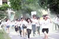 Sinh viên ĐH Hà Nội xả stress với đường chạy bột màu