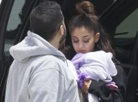 Ariana Grande nức nở trở về nhà sau vụ nổ bom thảm sát ở Manchester