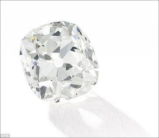 Mua nhẫn giả ở chợ trời, ngỡ ngàng phát hiện ra là nhẫn kim cương hàng chục tỷ đồng