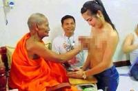 Nhà sư Thái Lan bị chỉ trích vì  sờ ngực  phụ nữ