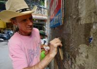 Cựu binh Mỹ “khoác” tấm áo mới cho các bức tường xấu xí ở Hà Nội