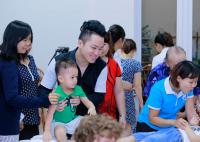 Ca sĩ Tùng Dương thăm và trao quà cho trẻ em tự kỷ