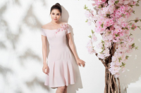 Phạm Hương khoe sắc với loạt váy gam hồng pastel