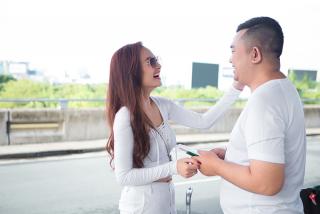 Hà Thúy Anh nũng nịu bạn trai ở sân bay