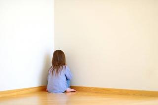 Tên biến thái xâm hại tình dục rồi  đầu độc  bé gái bằng phim khiêu dâm