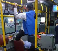 Chiếm ghế trên xe bus, chàng trai bị ông lão 70 tuổi sút vào mặt