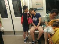 Mạng xã hội Trung Quốc  lùng sục  bé trai đứng kê tay cho mẹ ngủ
